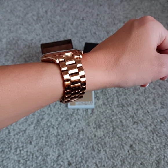 RARE! Michael Kors Rose Gold Slim Runway Watch - Picture 8 of 12